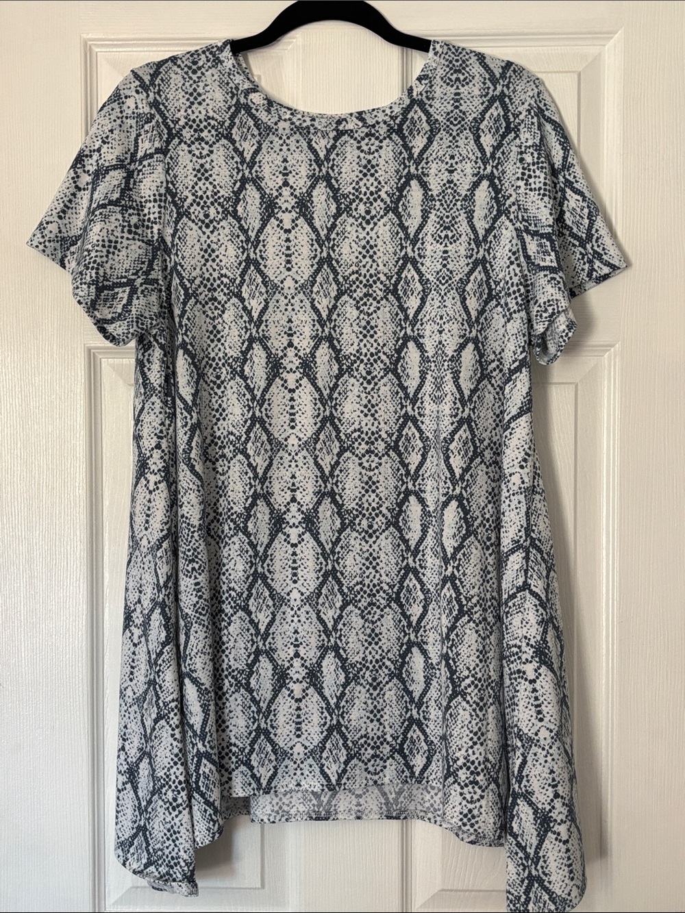 LuLaRoe Short Sleeve Snake Print Tunic - Blue & White